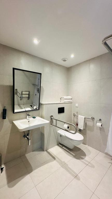 King Room - Mobility Accessible room - Image 2
