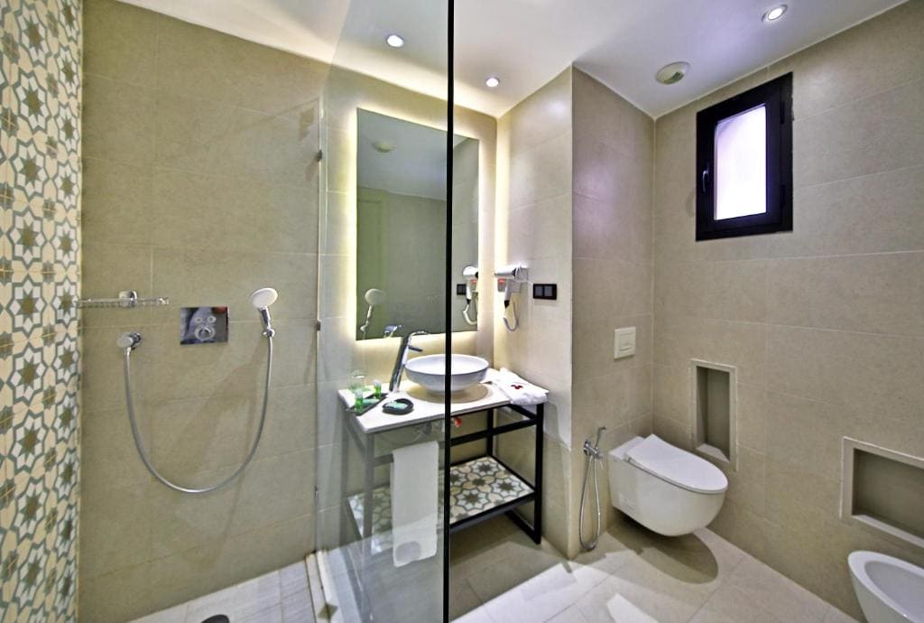 Junior Suite, King Size Bed, Garden View room - Image 3