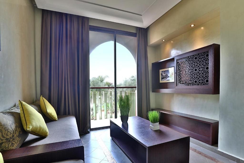 Junior Suite, King Size Bed, Garden View room - Image 2