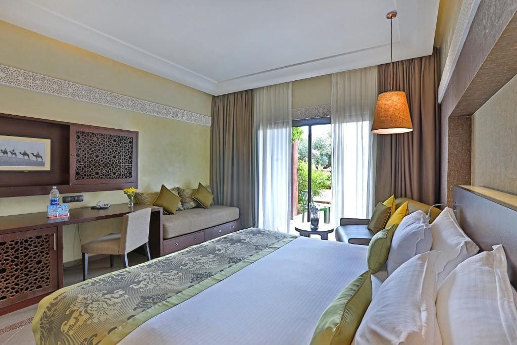 Deluxe Room, Queen Size Bed, Garden View room - Image 2