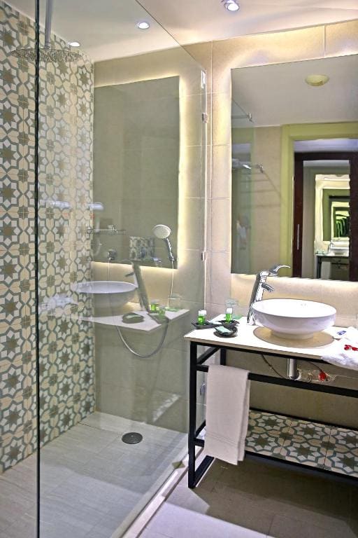 Deluxe Room, Twin Beds, Garden View room - Image 2