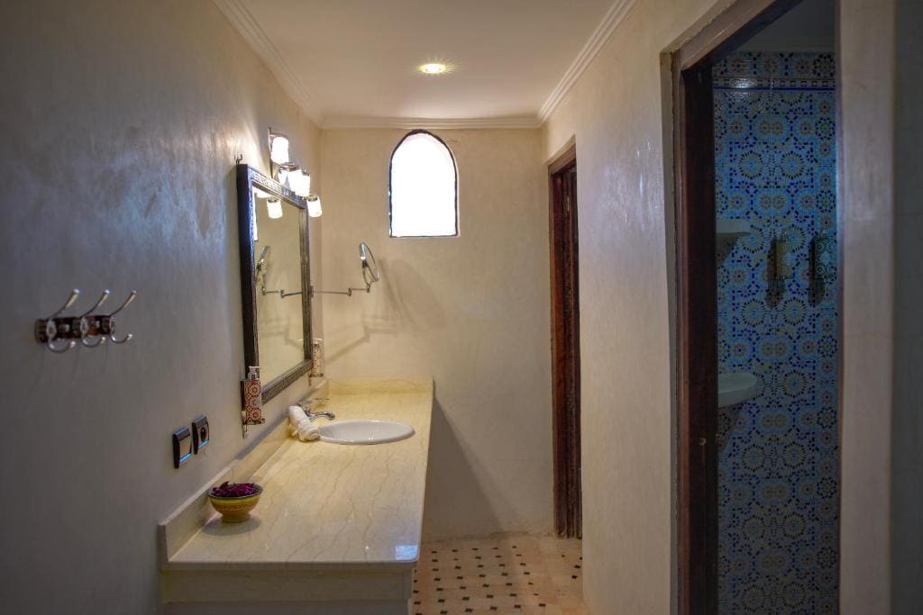 Deluxe Family Suite room - Image 3