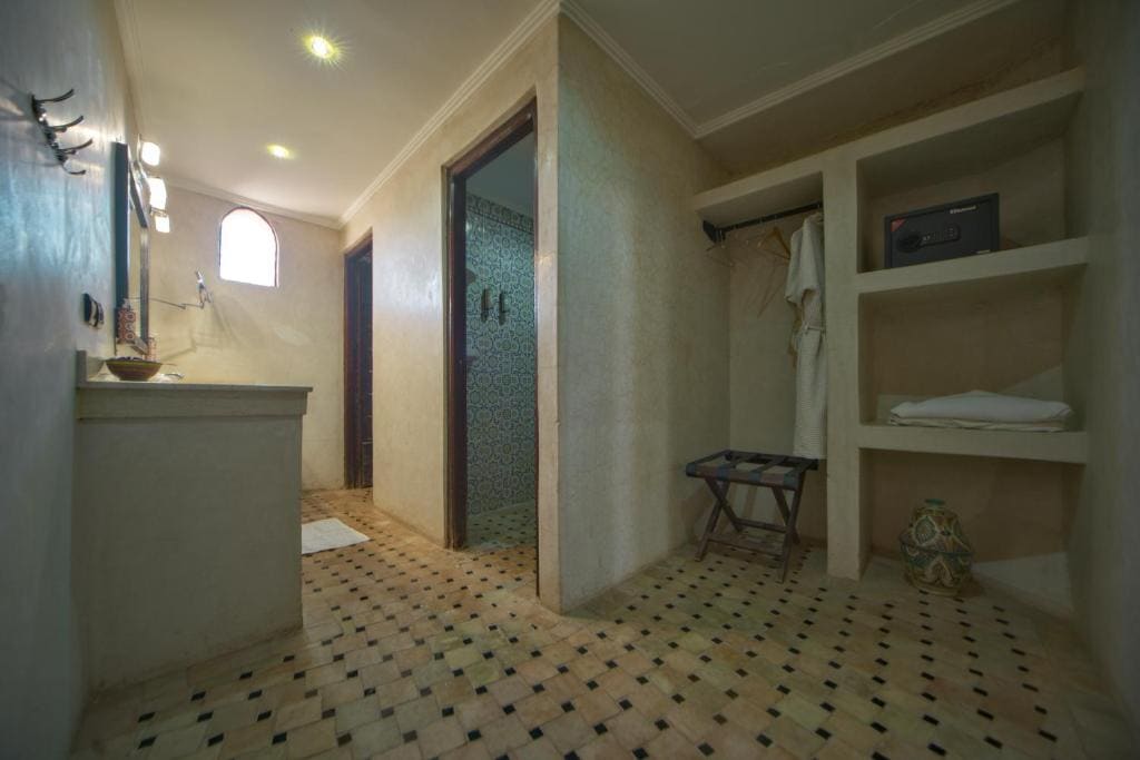 Deluxe Family Suite room - Image 2
