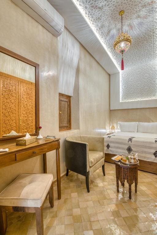 Deluxe Suite room - Image 3