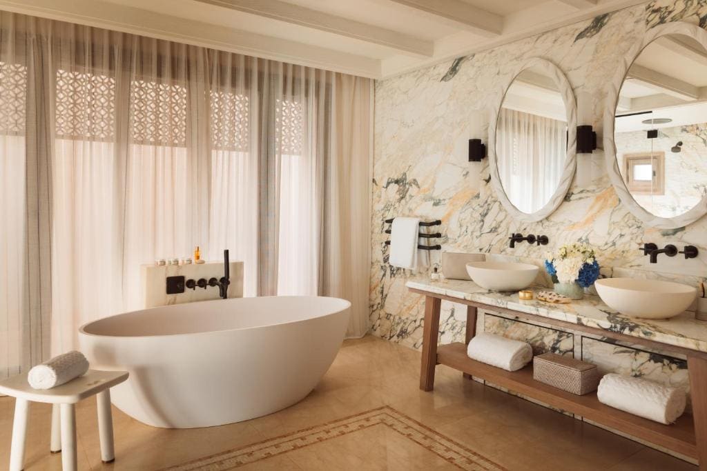 Two bedrooms, Privilege Suite room - Image 2