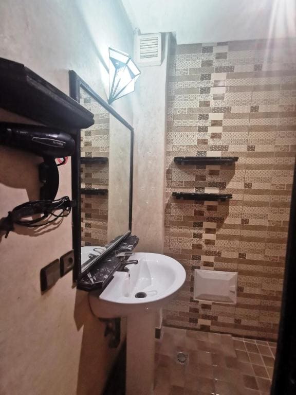 Standard Triple Room room - Image 2