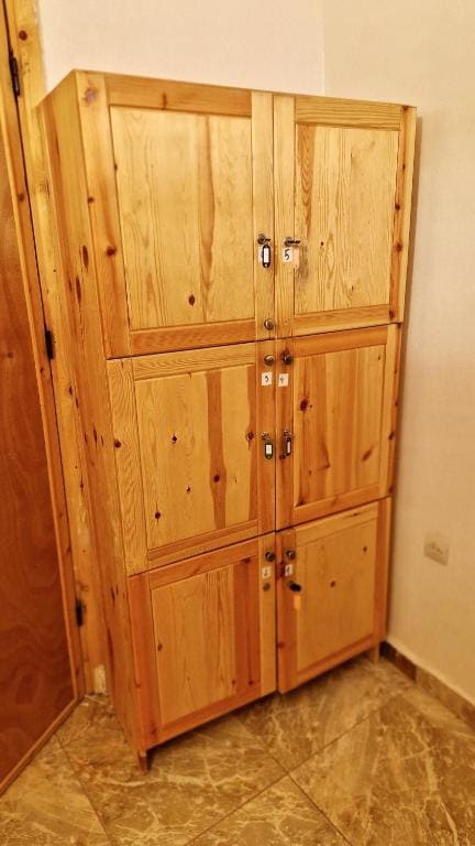 Single Bed in Dormitory Room room - Image 1
