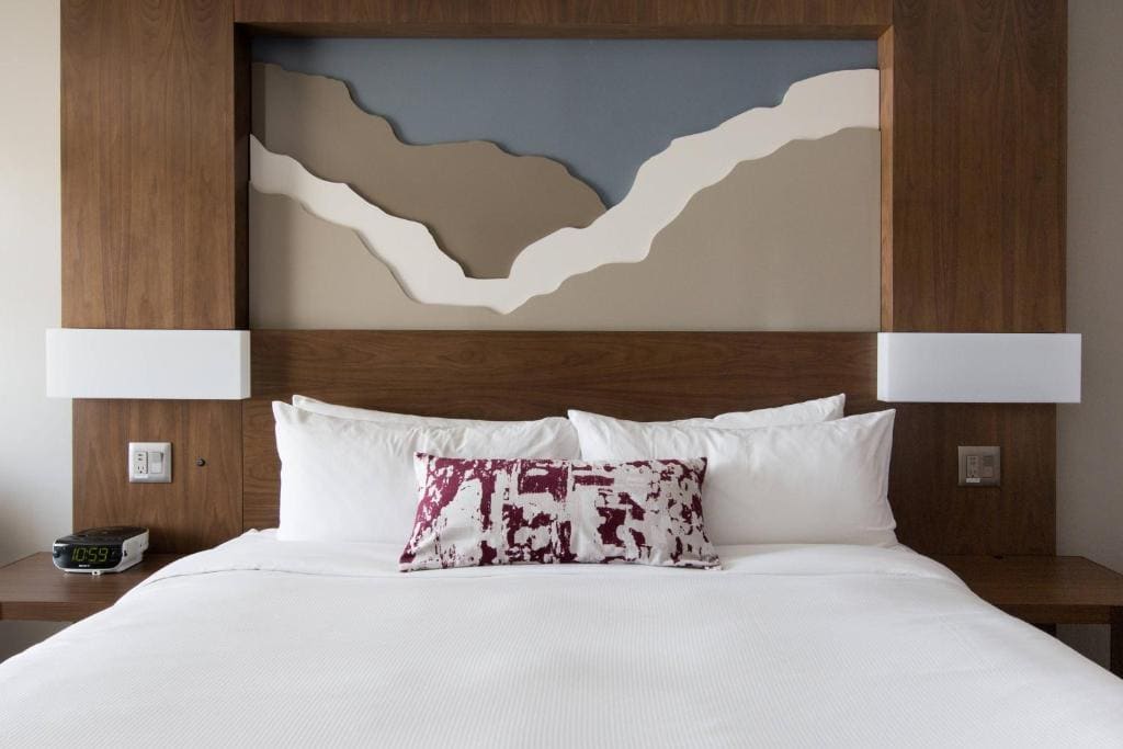 Guest Room, 1 King room - Image 1