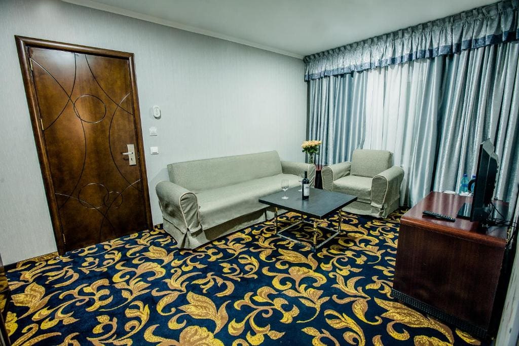Deluxe Suite room - Image 3