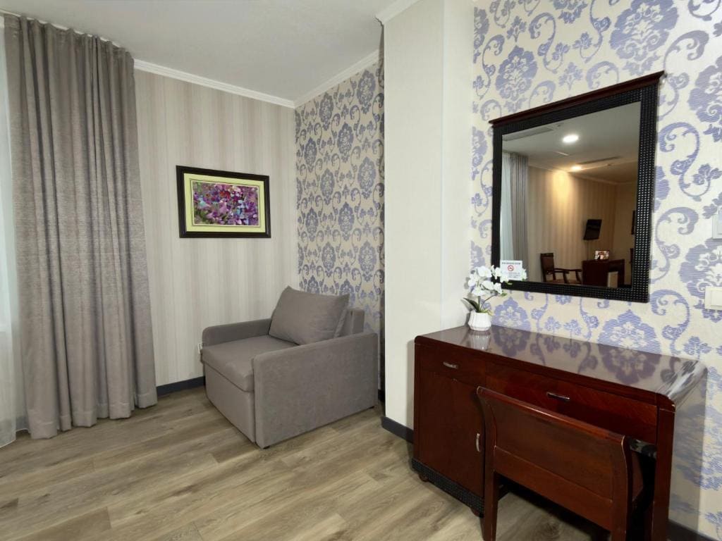 Deluxe Suite room - Image 2