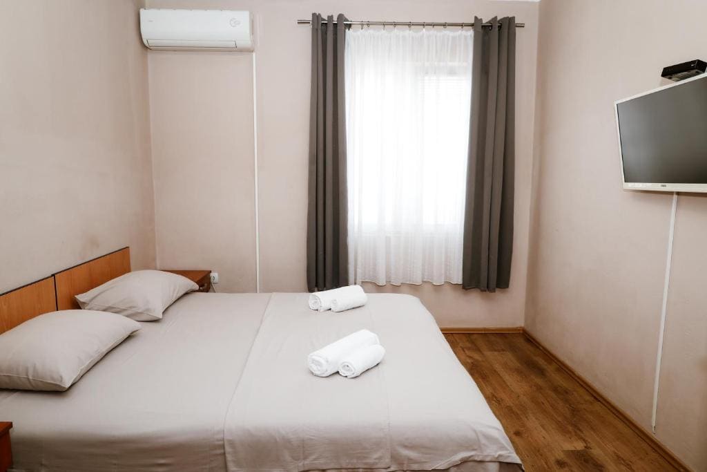 Double or Twin Room with Shared Bathroom room - Image 3