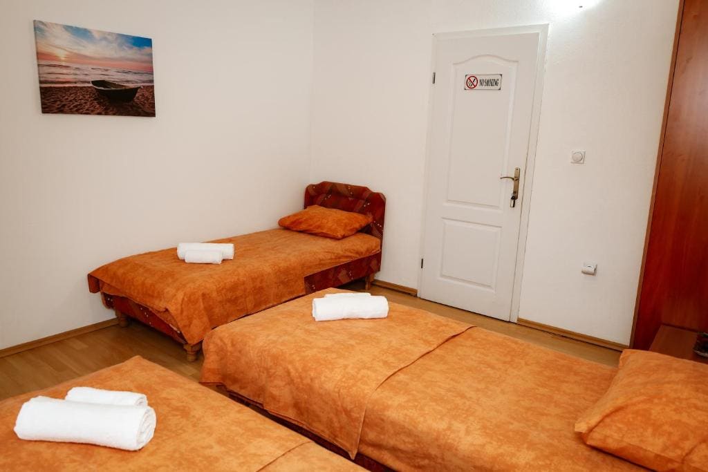 Economy Triple Room with Shared Bathroom room - Image 3