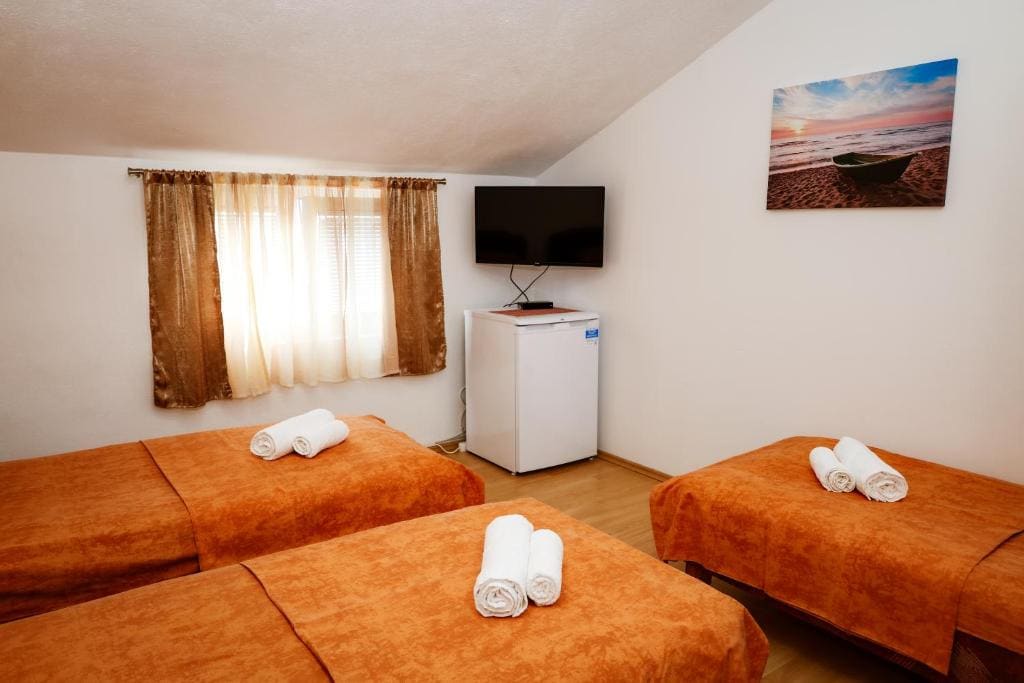 Economy Triple Room with Shared Bathroom room - Image 2
