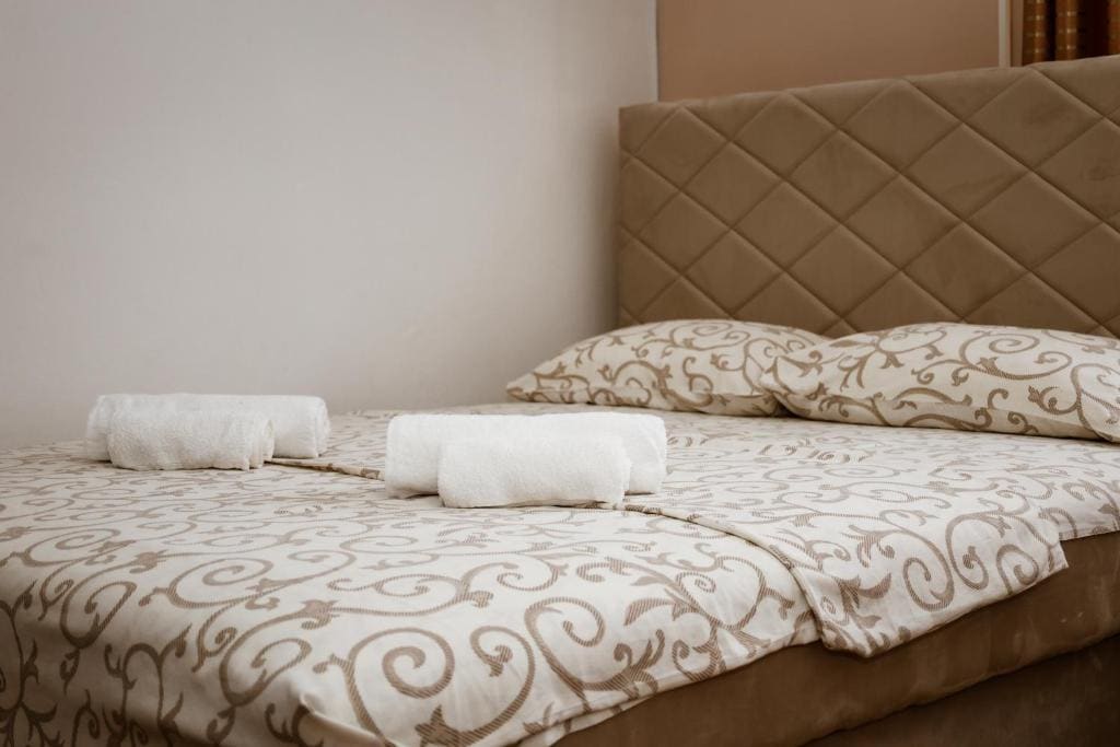 Triple Room with Shared Bathroom room - Image 3