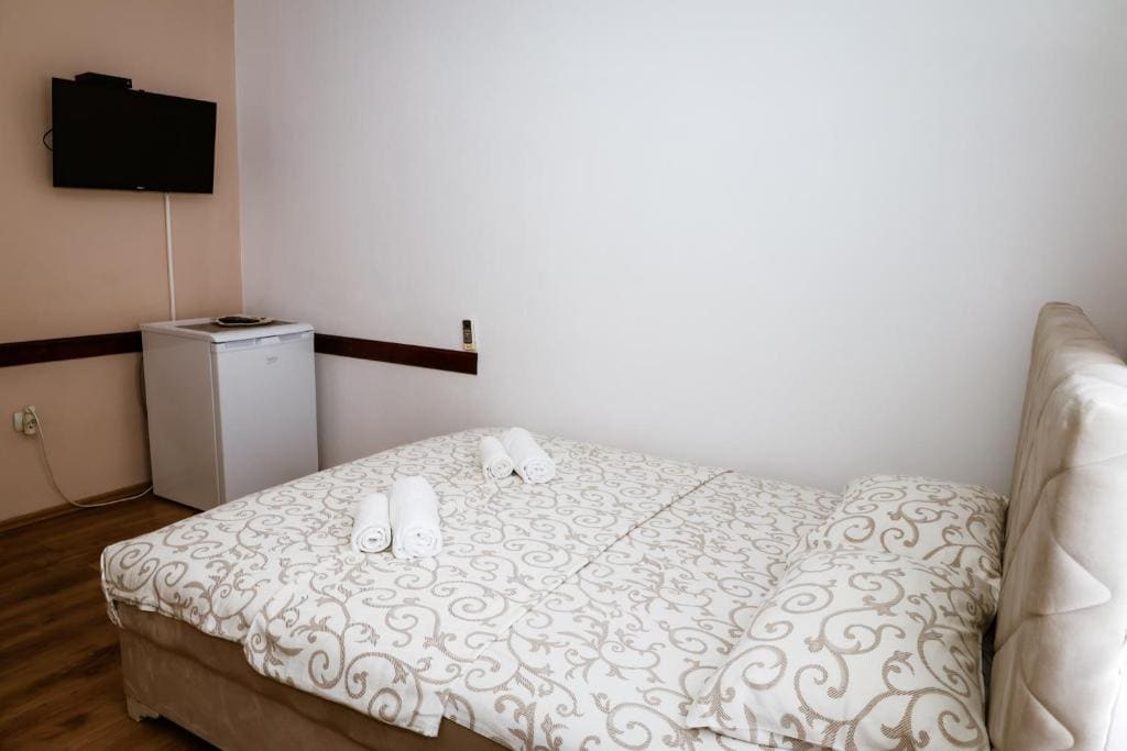 Triple Room with Shared Bathroom room - Image 1