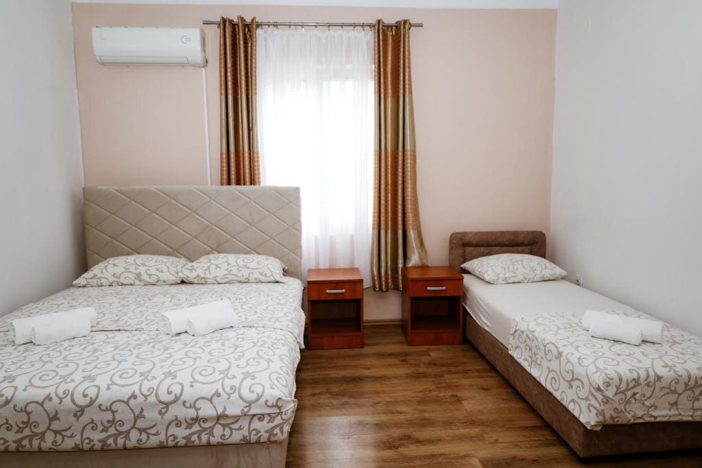 Triple Room with Shared Bathroom room - Image 2