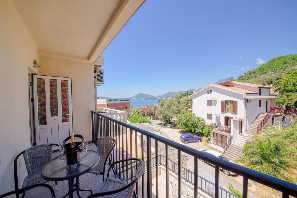 One-Bedroom Apartment with Terrace and Sea View room - Image 1