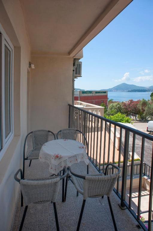 One-Bedroom Apartment with Terrace and Sea View room - Image 2
