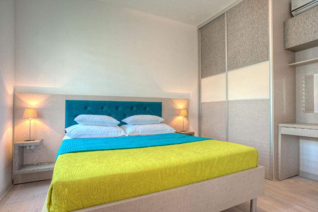 One-Bedroom Apartment with Terrace room - Image 3