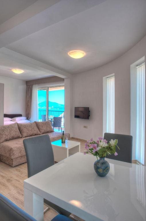 Studio with Balcony and Sea View room - Image 3