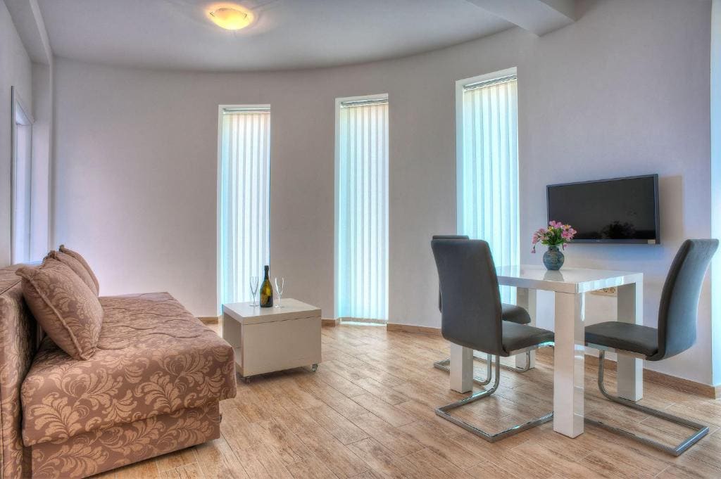 Studio with Balcony room - Image 2