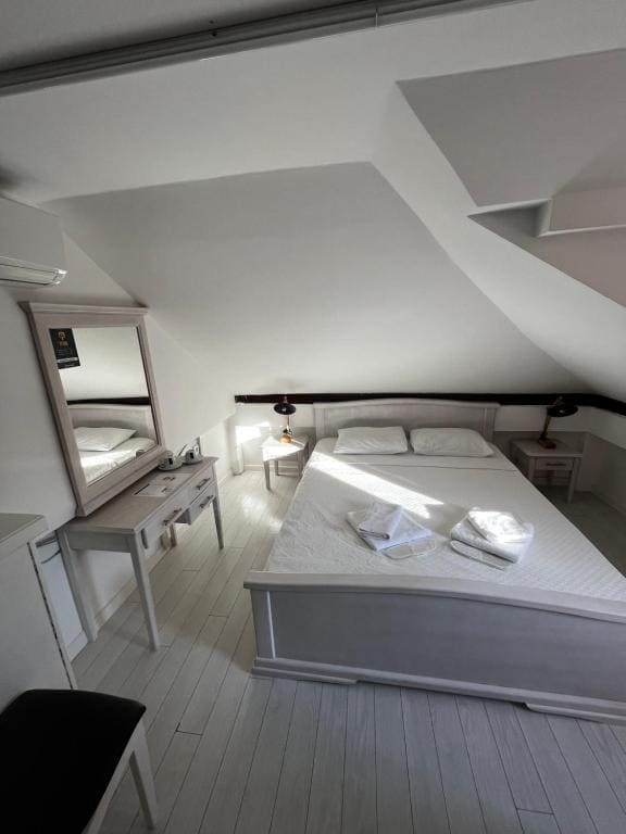 Double Room with Private External Bathroom room - Image 3