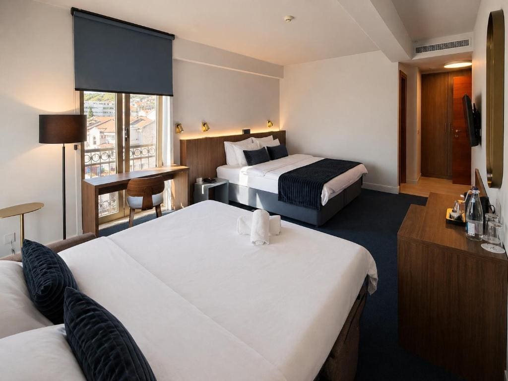 Deluxe Family Room room - Image 2