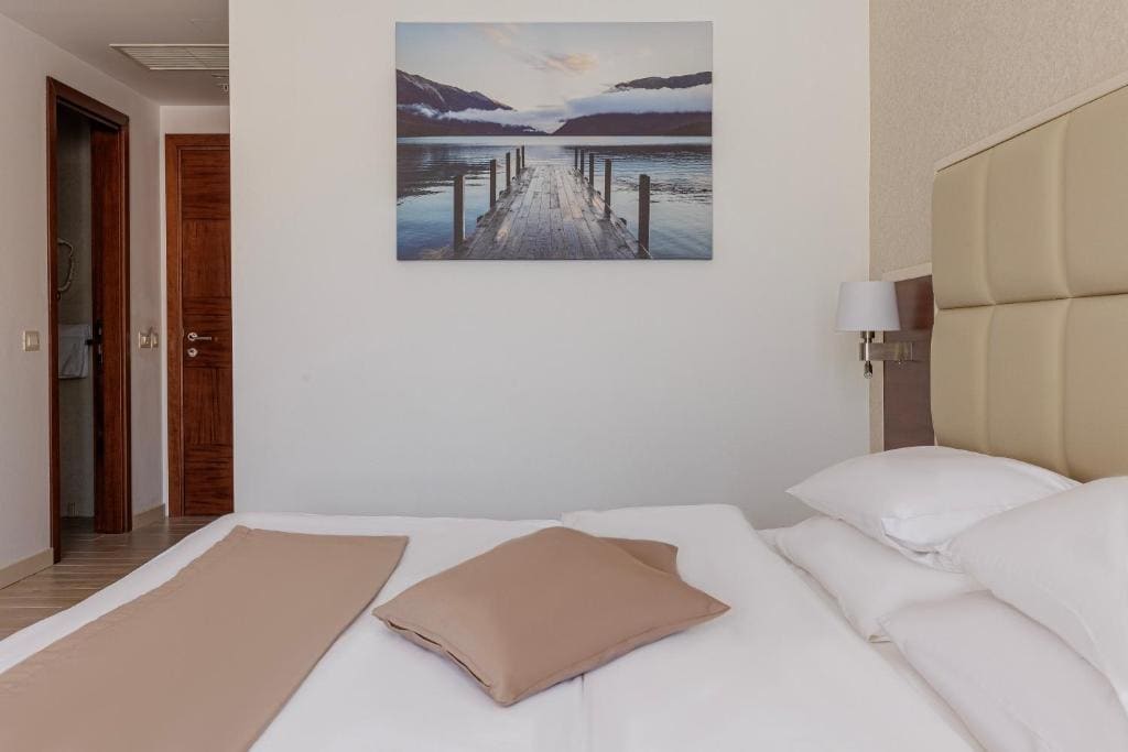Double or Twin Room with Balcony room - Image 3