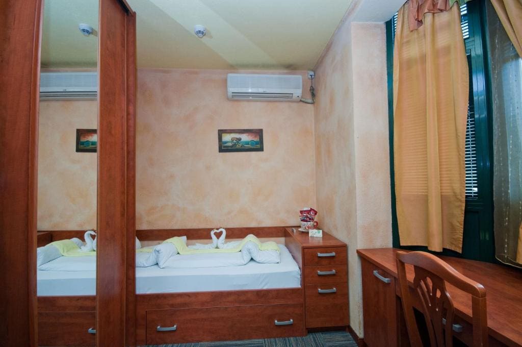 Classic Triple Room room - Image 2