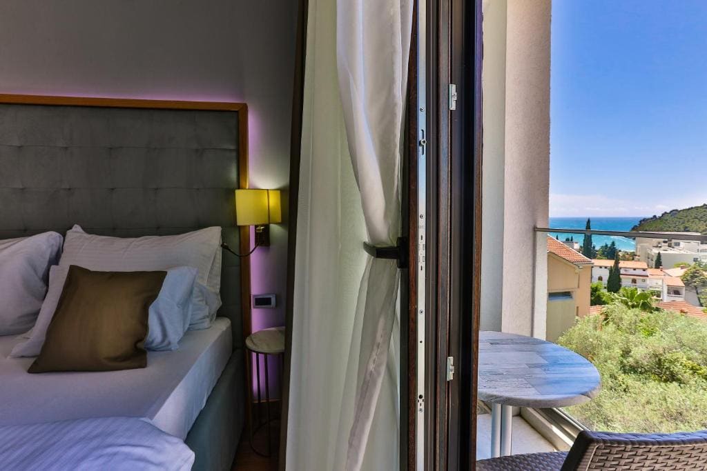 One-Bedroom Apartment with Sea View room - Image 1
