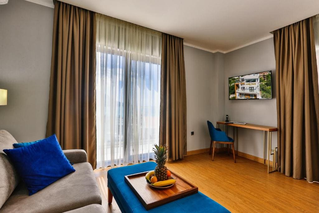 Deluxe Suite with Sea View room - Image 3