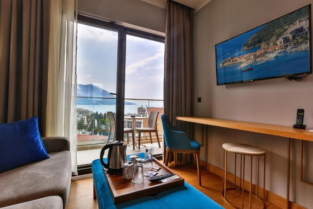 One-Bedroom Apartment with Sea View room - Image 2