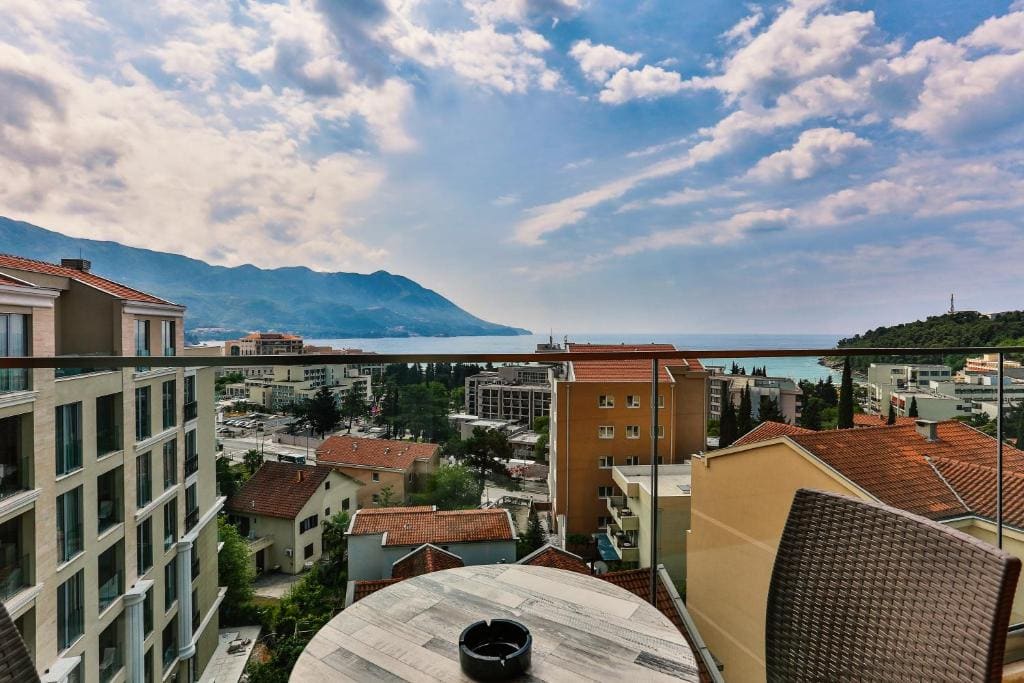 One-Bedroom Apartment with Sea View room - Image 3
