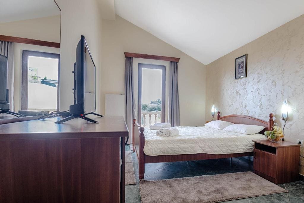 Deluxe Double Room with Extra Bed room - Image 2