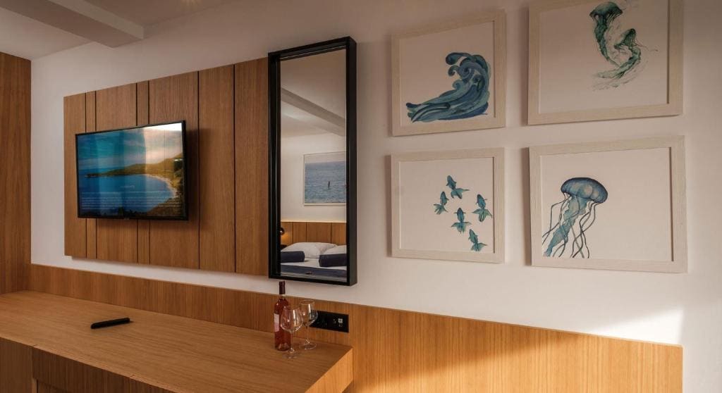 Double Room with Balcony and Sea View room - Image 3