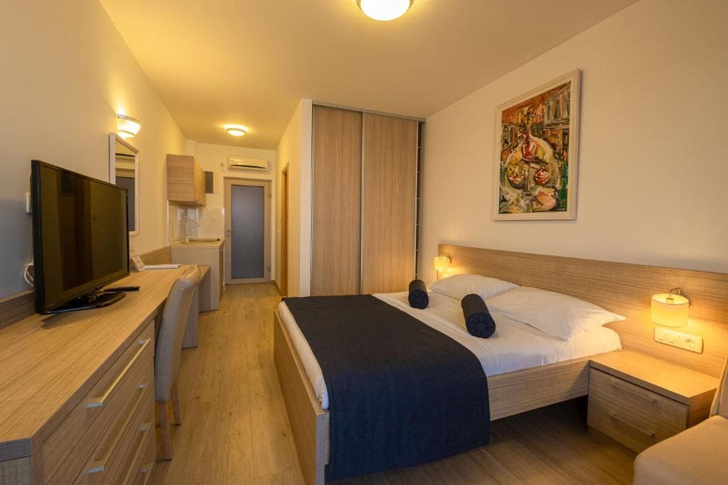Double Room with Balcony and Sea View room - Image 2