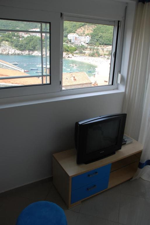 One-Bedroom Apartment with Sea View room - Image 3