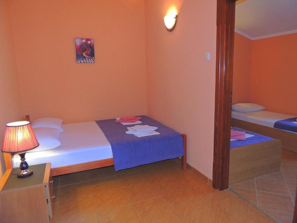 Apartment with Mountain View room - Image 2