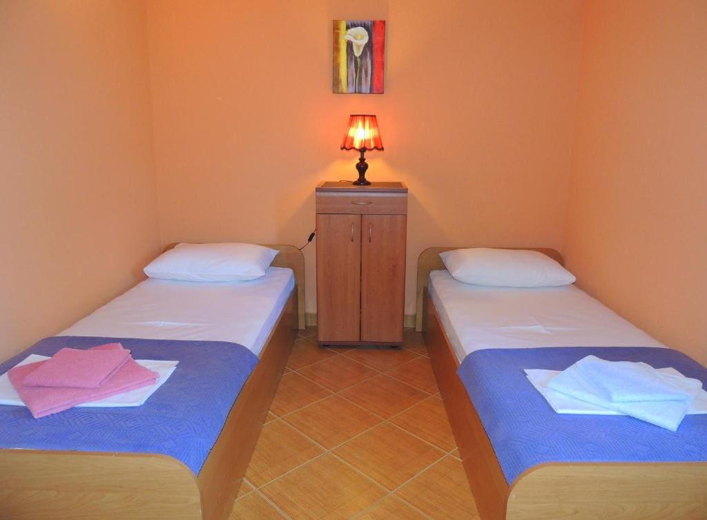 Apartment with Mountain View room - Image 1