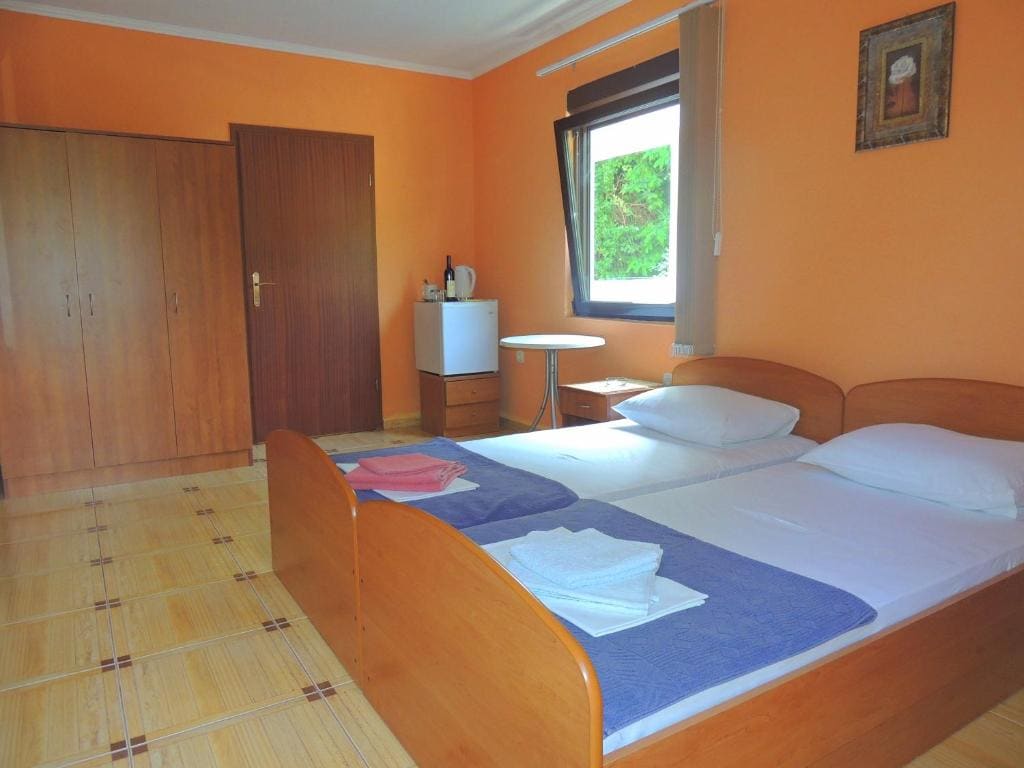 Twin Room with External Bathroom room - Image 3