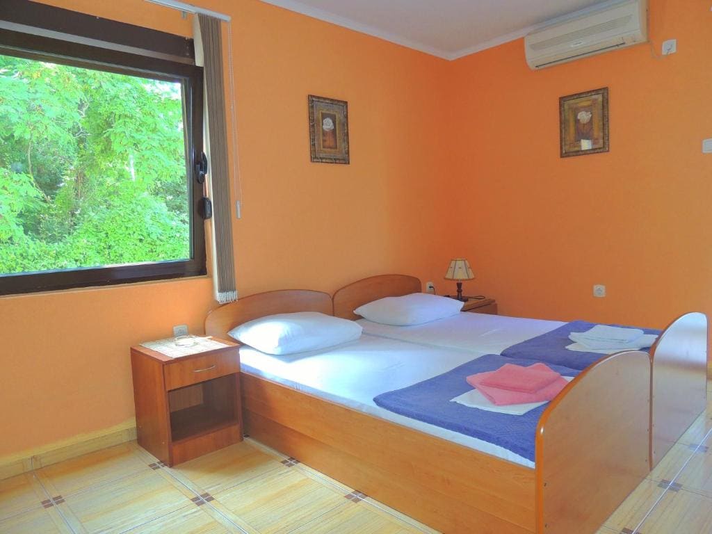 Twin Room with External Bathroom room - Image 2