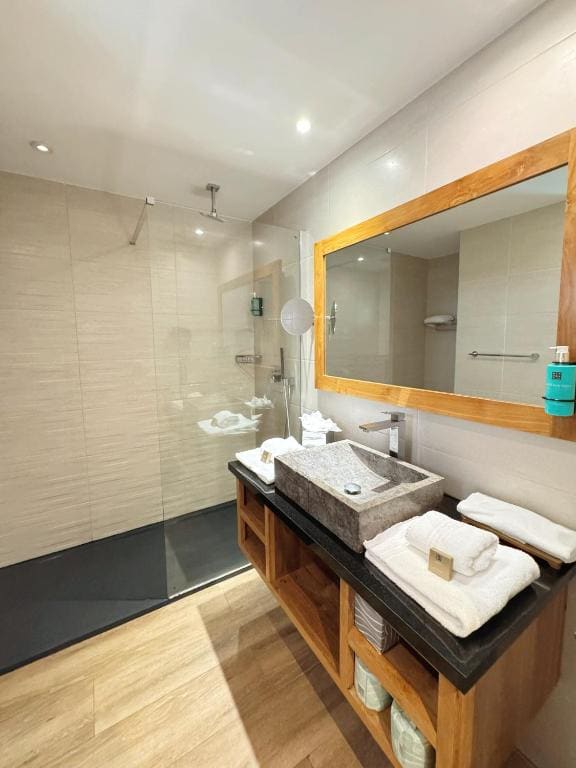 Deluxe Junior Suite room - Image 1