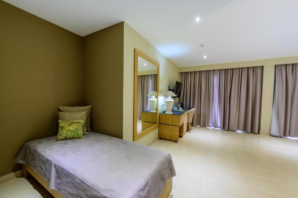Junior Suite with Ocean View room - Image 3