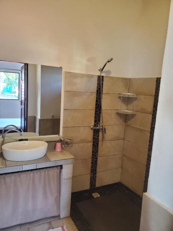 One-Bedroom Apartment room - Image 1