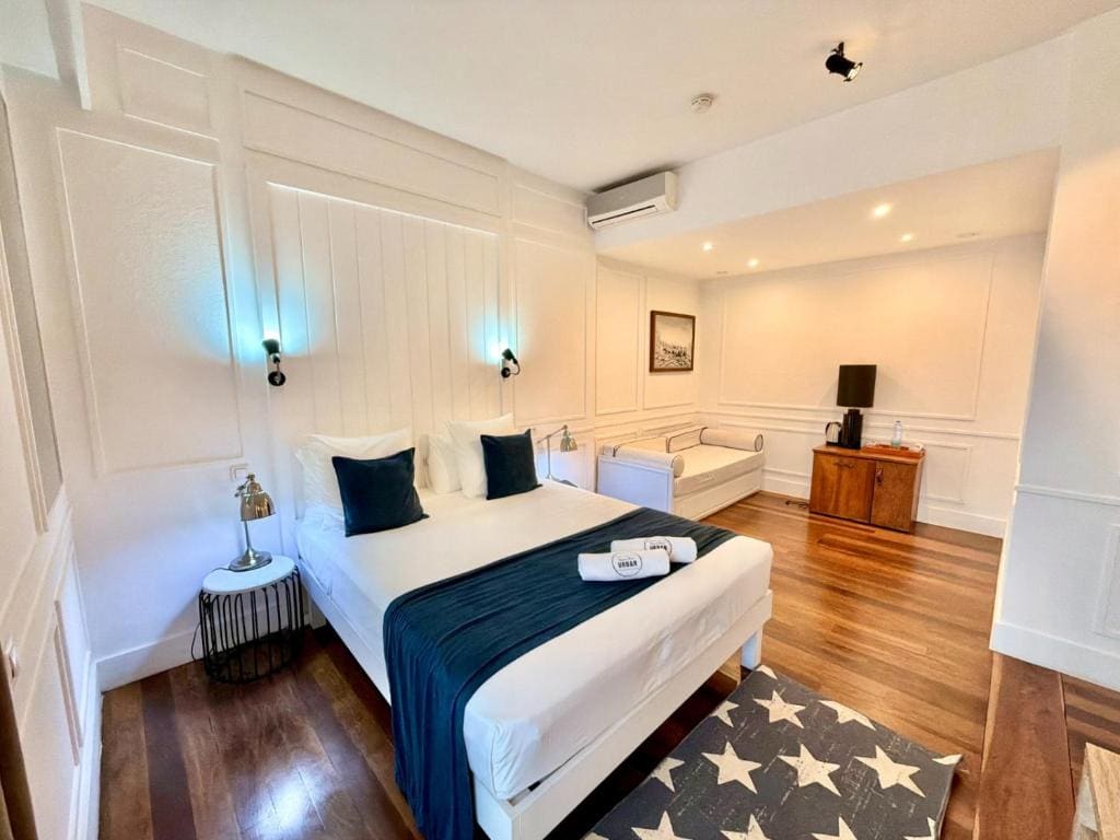 Deluxe Double Room with Balcony room - Image 3