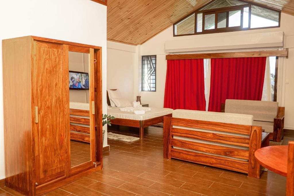 Double Room with Lake View room - Image 2