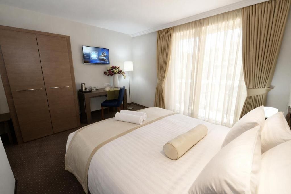 Superior Double or Twin Room with City View room - Image 2