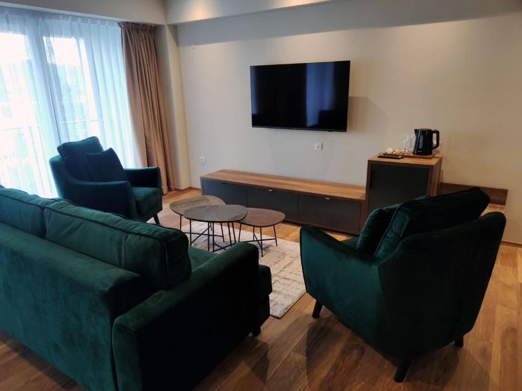 Deluxe Queen Suite room - Image 3
