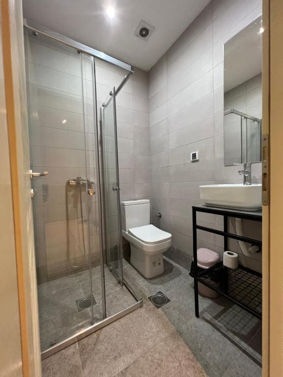 One-Bedroom Apartment room - Image 3