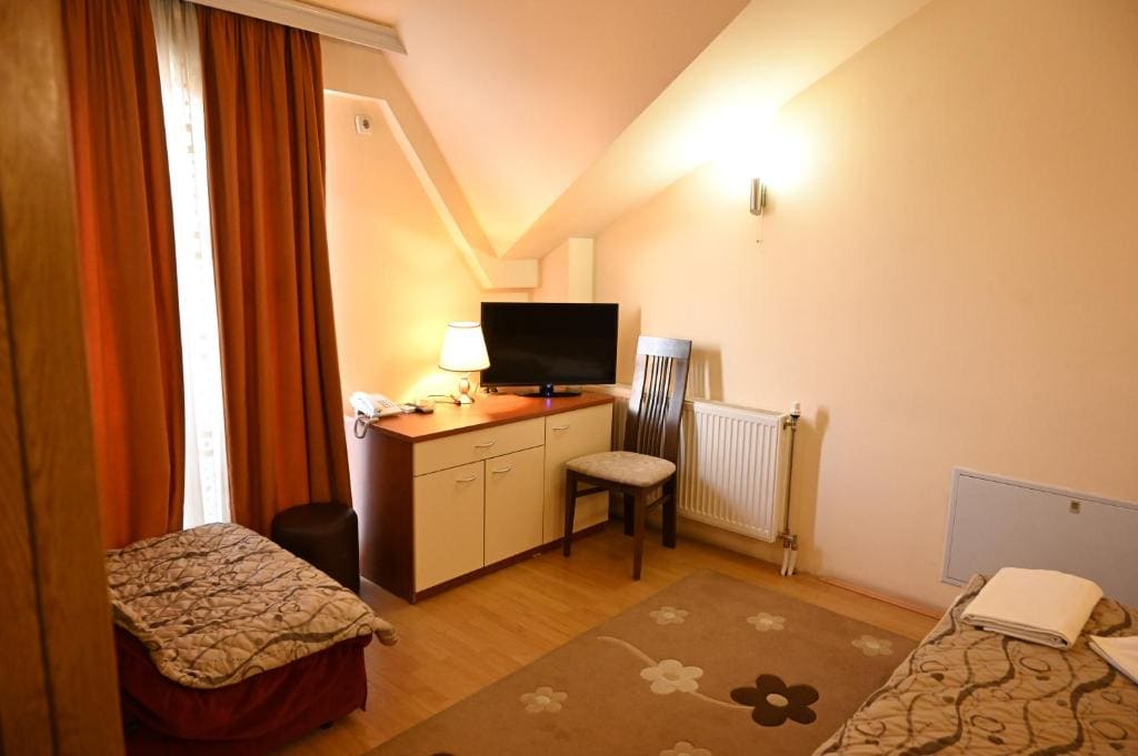Classic Triple Room room - Image 2